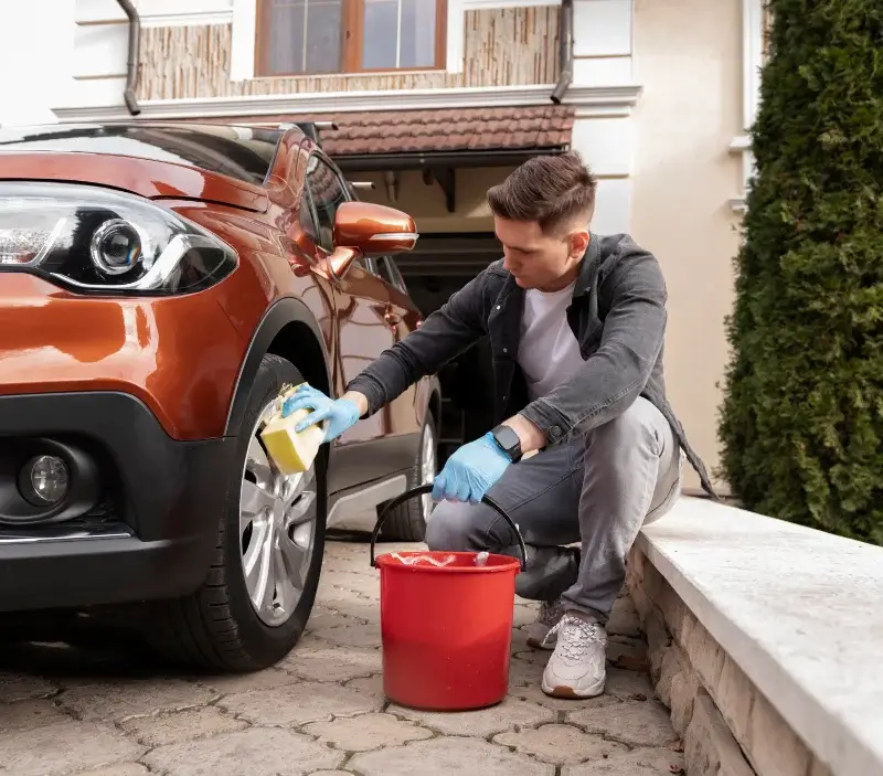 Lavage auto à domicile Eyjeaux : professionnel intervenant sur un véhicule